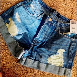 Hollister High-Rise Mom Short 3” size 7 w 28